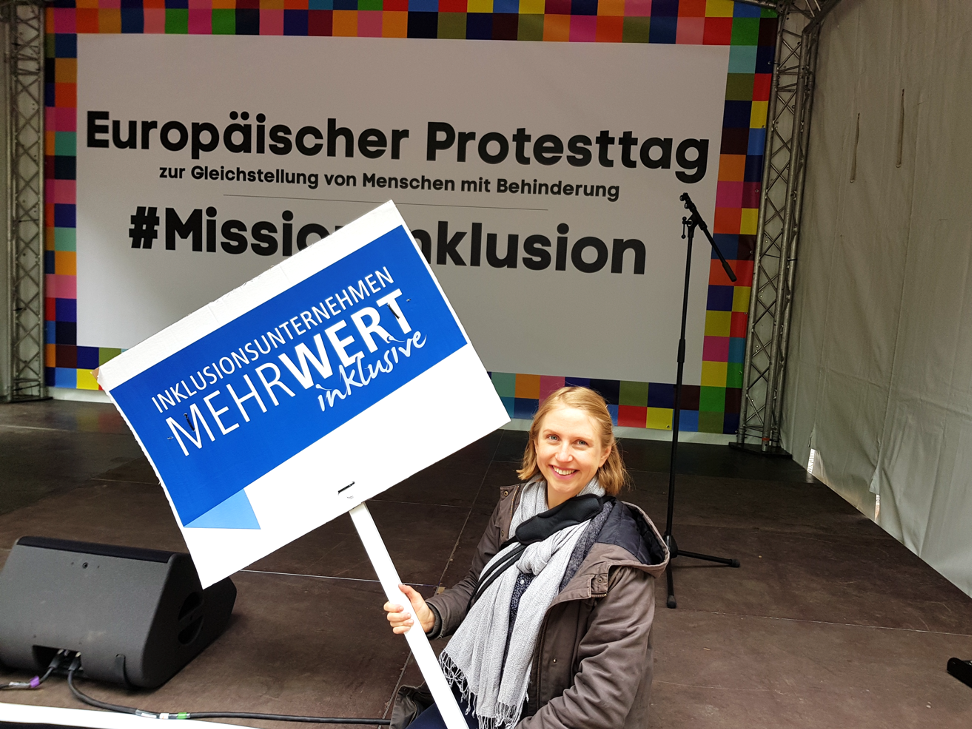 Protestschild: Inklusionsunternehmen. Mehrwert inklusive